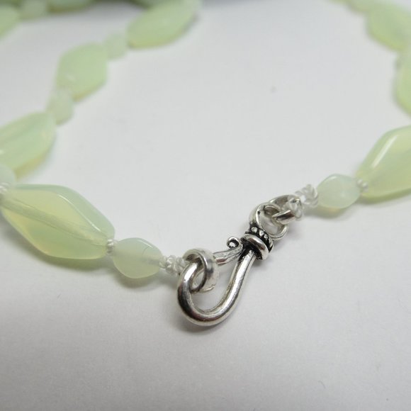 Uranium glass bead necklace - Picture 8 of 10